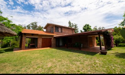 Casa en alquiler temporal en bella vista. Tres dormitorios, dos baños, barbacoa, piscina, con vista a las sierras