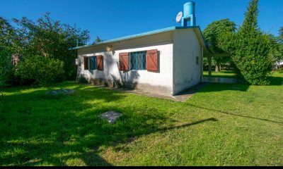 La Bella , casa a metros del mar, dos dormitorios, un baño, hermoso jardín.