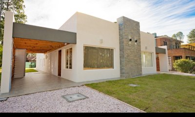 Luz l - Propiedad a estrenar, a 300 metros del mar, un lugar ideal para vivir todo el año. Barrio residencial con casas de gran porte a su al rededor.