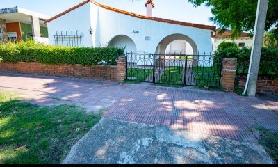 Retoño, Propiedad en predio esquina, a metros del mar. 2 dormitorios , 1 baño, HermosoJardín con parrillero
