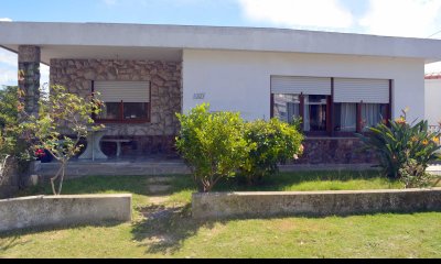 Propiedad con excelente ubicación sobre Avd Piria. Zona céntrica. Consta de 3 dormitorios, 2 baños.
