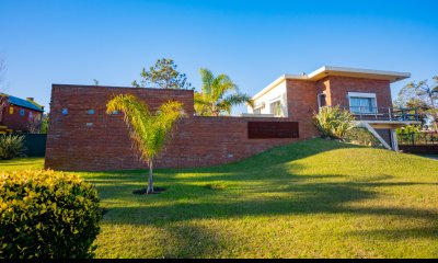 Romal- Propiedad de gran porte, ubicada en Barrio Los Angeles a 100 metros del mar, un lugar unico, tranquilo y residencial.