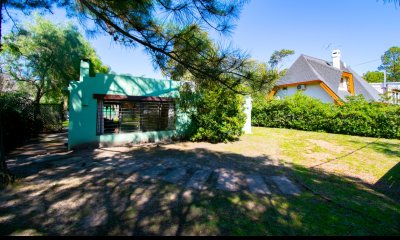Mriver, casa con 2 dormitorios, 3 baños. Barbacoa con parrillero y piscina. Ideal para vivir todo el año o para disfrutar en verano