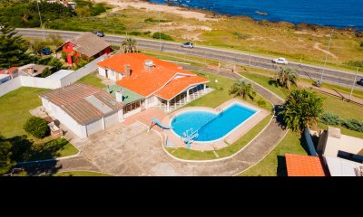 Propiedad con extraordinaria vista al mar, donde se pueden visualizar los mejores atardeceres. Comodidad, confort en una solo propiedad. Piscina.