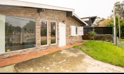 Casa Melu- en venta en Piriápolis, barrio portales. Dos dormitorios, un baño. Jardín cercaod.