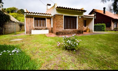 Mer-dos, casa a menos de 300 metros del mar, tres dormitorios, dos baños. Cochera, garage. Ideal para vivir todo el año .