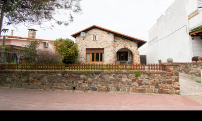 Casa en venta en Piriápolis, centro a menos de 50 metros del mar. Ideal para vivir todo el año.