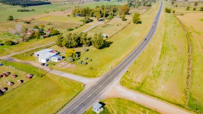Ch248- Chacra en venta en Lavalleja, cuenta con caso, deposito ideal para inversionistas. 