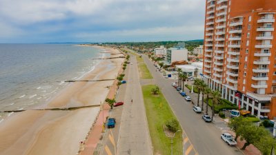 Olas Doradas - Local comercial a la venta, Importante oportunidad; Frente al mar, sobre la rambla.