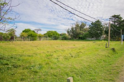 Te1284- A metros del mar, lugar ideal para construir la casa de tus sueños. Entorno tranquilo todo el año. 