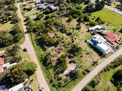 Te1297- A 50 metros del mar, lote esquina, se encuentra a nivel de la calle, cercado. La zona es ideal para construir la casa de tus sueños. 