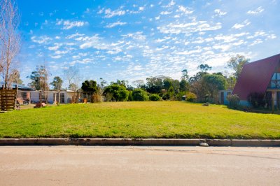 Te1584- Terreno ubicado en una zona de constante crecimiento, se encuentra a metros del mar y minutos del centro de Piriápolis 