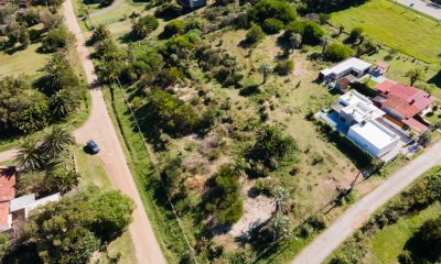 Te1297- A 50 metros del mar, lote esquina, se encuentra a nivel de la calle, cercado. La zona es ideal para construir la casa de tus sueños.