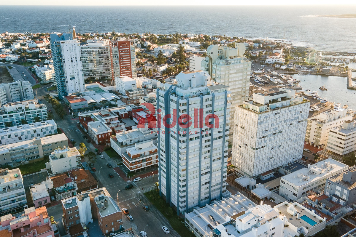 Apartamento ID.460 - Venta de Apartamento 3 dormitorios + servicio en Península, Punta del Este