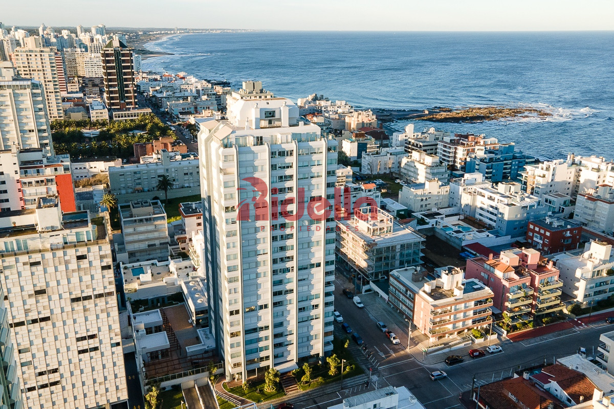 Apartamento ID.460 - Venta de Apartamento 3 dormitorios + servicio en Península, Punta del Este