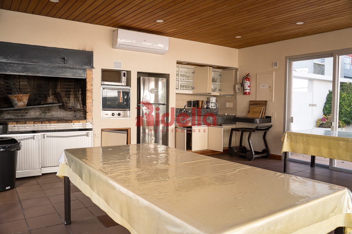 Apartamento ID.460 - Venta de Apartamento 3 dormitorios + servicio en Península, Punta del Este