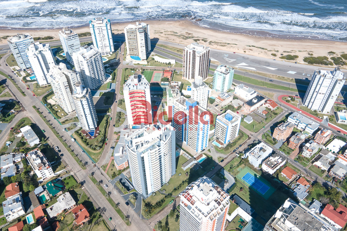 Apartamento ID.579 - Apartamento en Venta, Edificio Arenas del Mar, Playa Brava, Punta del Este