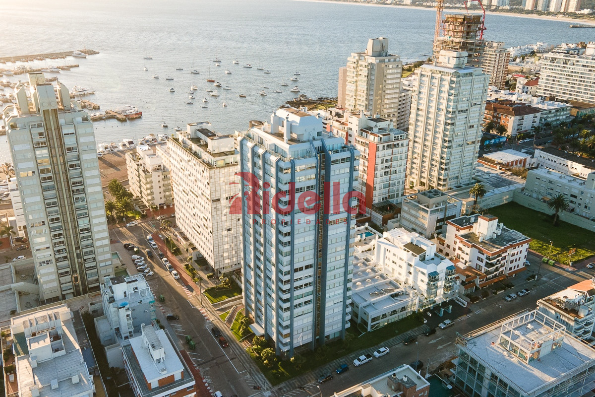 Apartamento ID.460 - Venta de Apartamento 3 dormitorios + servicio en Península, Punta del Este