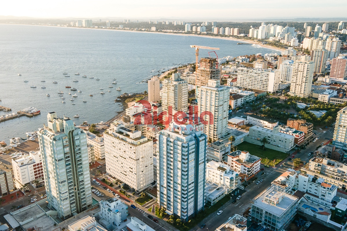 Apartamento ID.460 - Venta de Apartamento 3 dormitorios + servicio en Península, Punta del Este