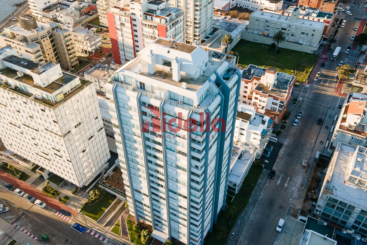 Apartamento ID.460 - Venta de Apartamento 3 dormitorios + servicio en Península, Punta del Este