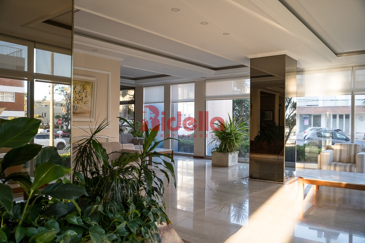 Apartamento ID.460 - Venta de Apartamento 3 dormitorios + servicio en Península, Punta del Este