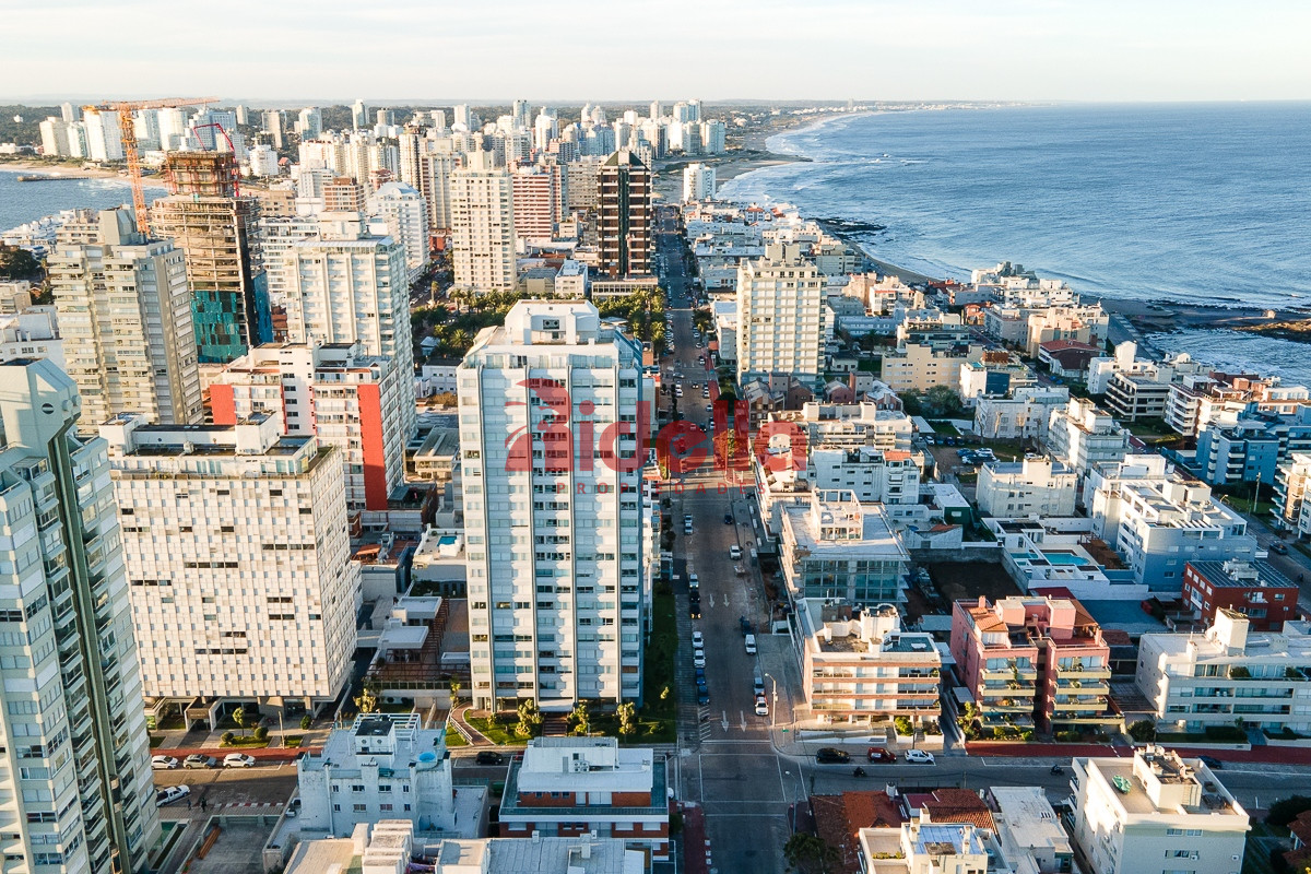 Apartamento ID.460 - Venta de Apartamento 3 dormitorios + servicio en Península, Punta del Este