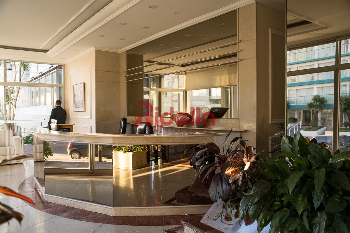 Apartamento ID.460 - Venta de Apartamento 3 dormitorios + servicio en Península, Punta del Este