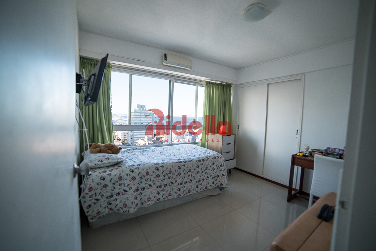 Apartamento ID.460 - Venta de Apartamento 3 dormitorios + servicio en Península, Punta del Este