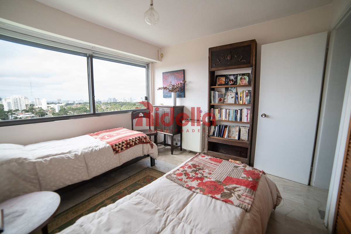 Apartamento ID.557 - Apartamento en venta 4 dormitorios, Roosvelt, Punta del Este