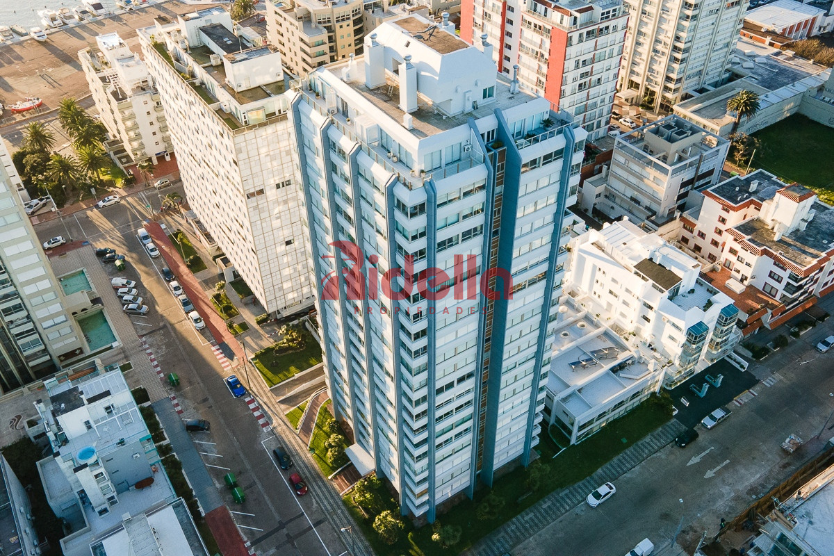 Apartamento ID.460 - Venta de Apartamento 3 dormitorios + servicio en Península, Punta del Este