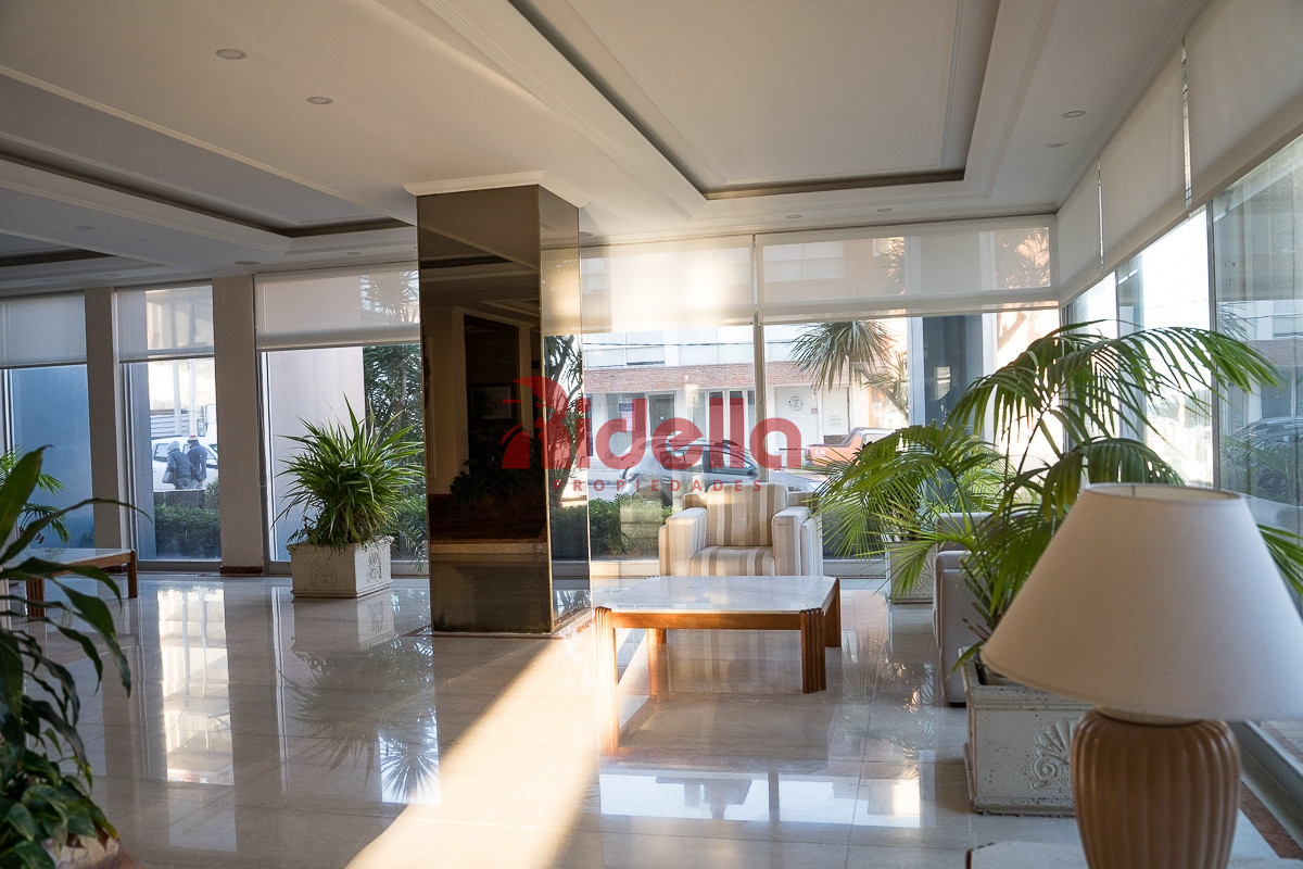 Apartamento ID.460 - Venta de Apartamento 3 dormitorios + servicio en Península, Punta del Este