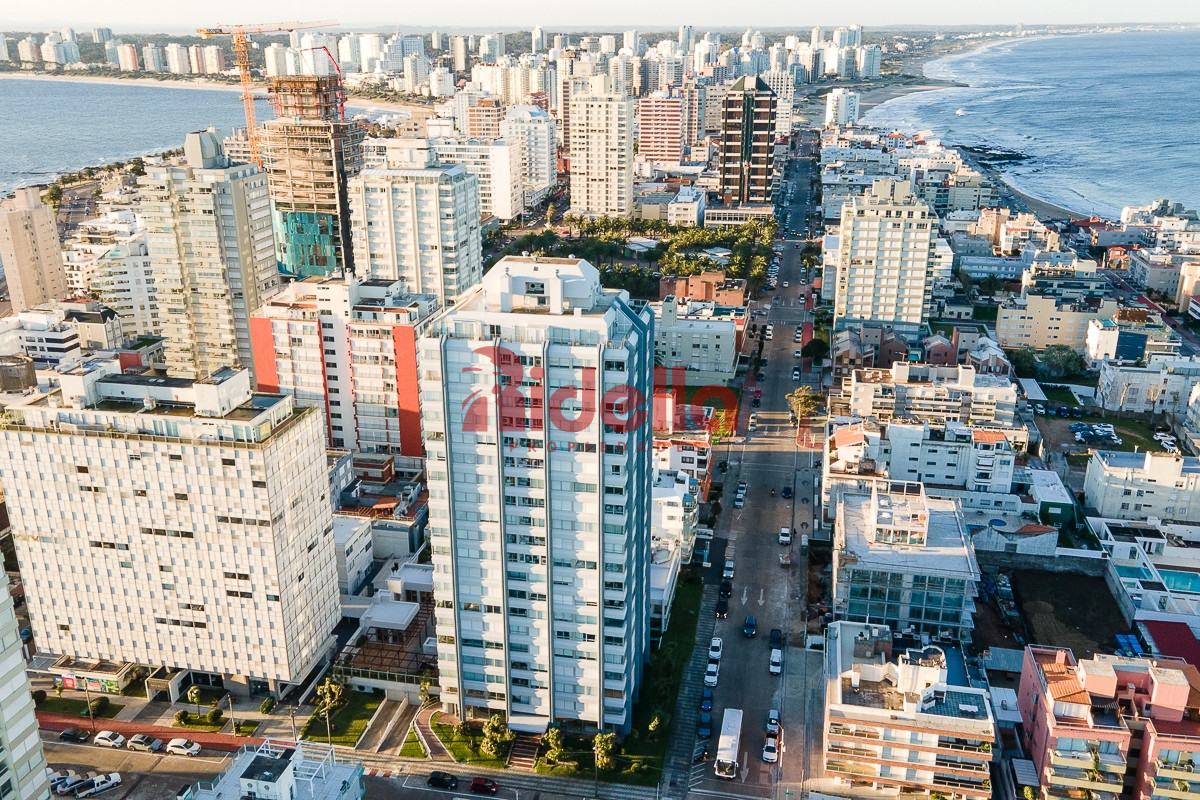 Apartamento ID.460 - Venta de Apartamento 3 dormitorios + servicio en Península, Punta del Este
