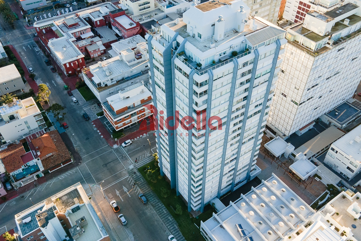 Apartamento ID.460 - Venta de Apartamento 3 dormitorios + servicio en Península, Punta del Este