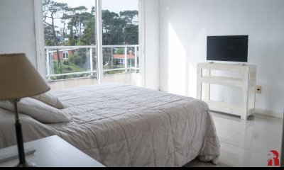 Venta de amplio Apartamento 1 dormitorio, Playa Mansa, Punta del Este