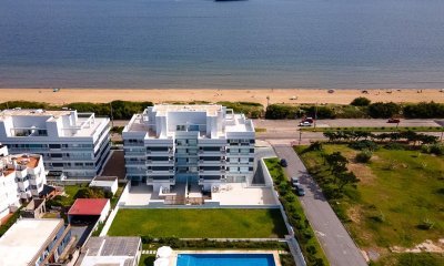 Venta apartamento Playa Mansa 2 dormitorios y dependencia