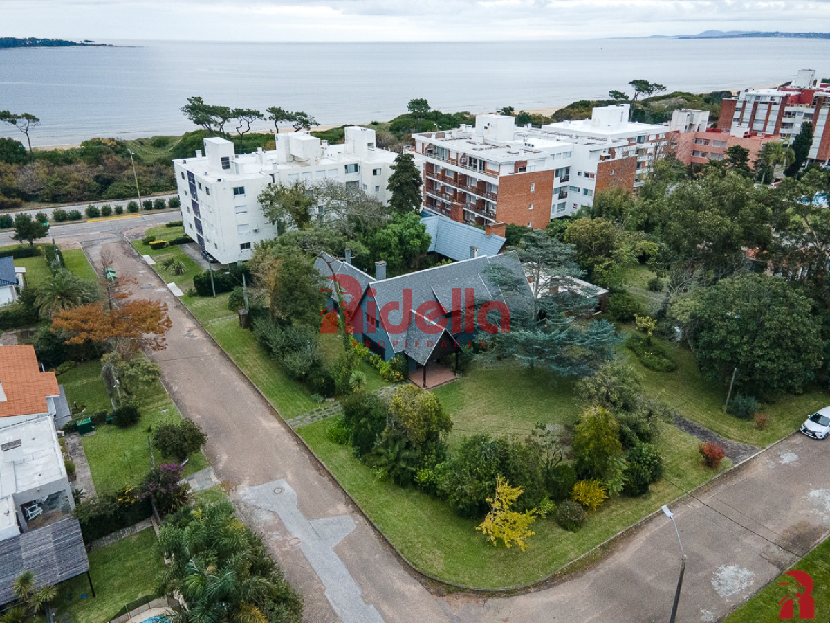 venta de casa 5 dormitorios en playa mansa, punta del este          - rdl537c