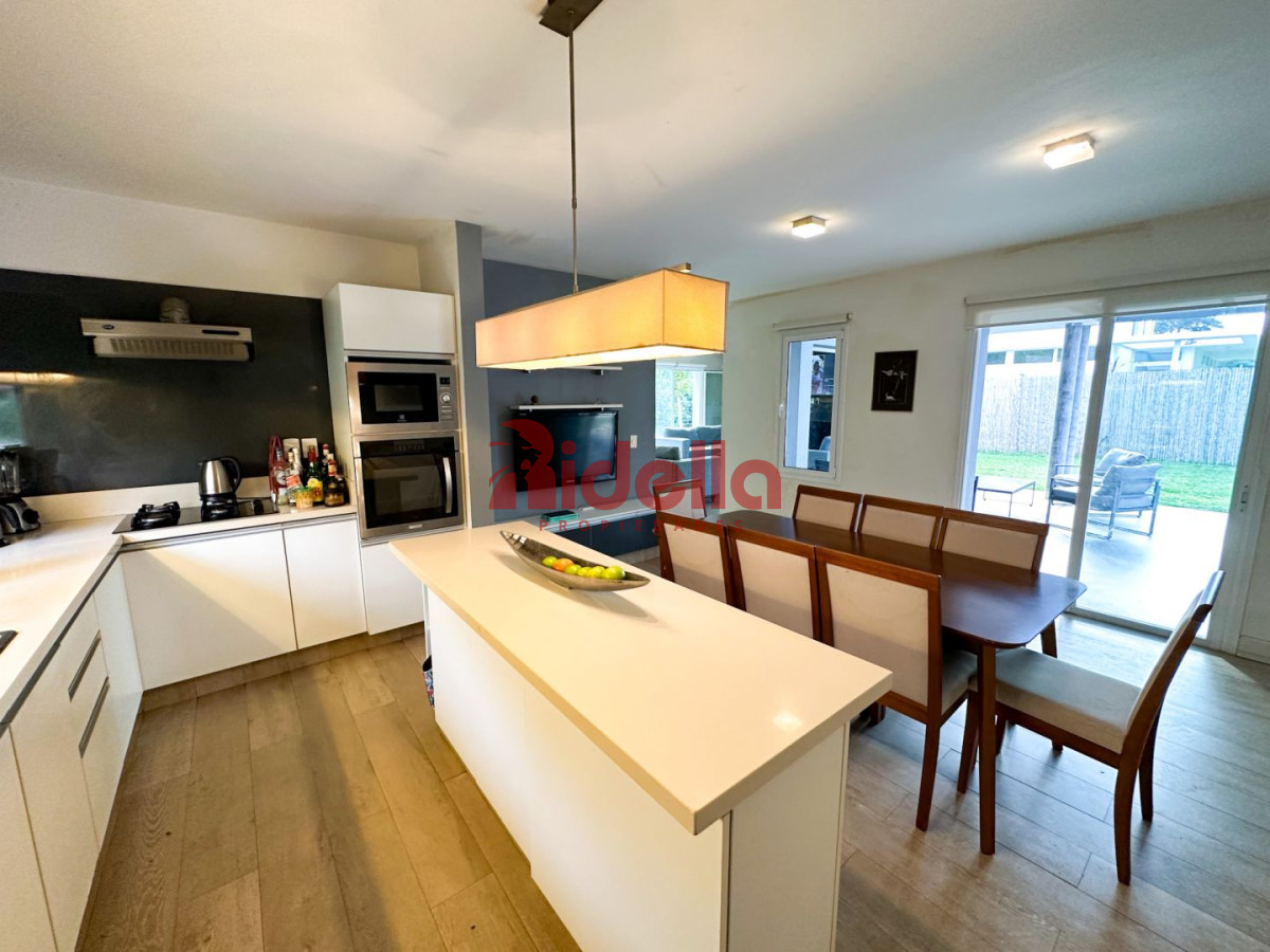 Casa ID.187 - Casa en venta Beverly Hills 4 dormitorios