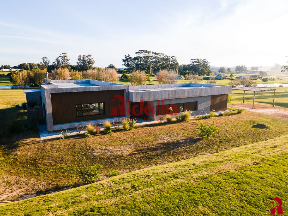Casa ID.535 - Casa 5 dormitorios, en Barrio Privado, Punta del Este.
