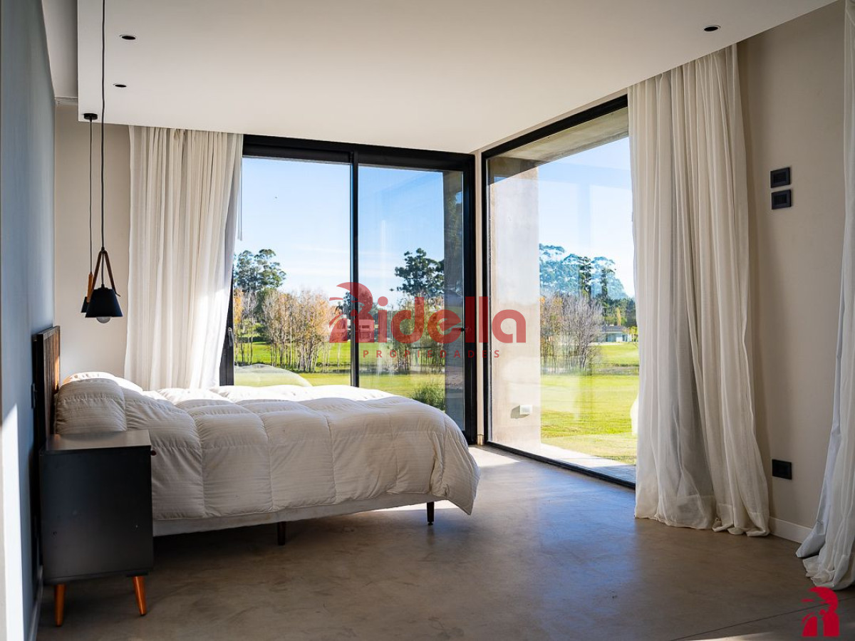 Casa ID.535 - Casa 5 dormitorios, en Barrio Privado, Punta del Este.