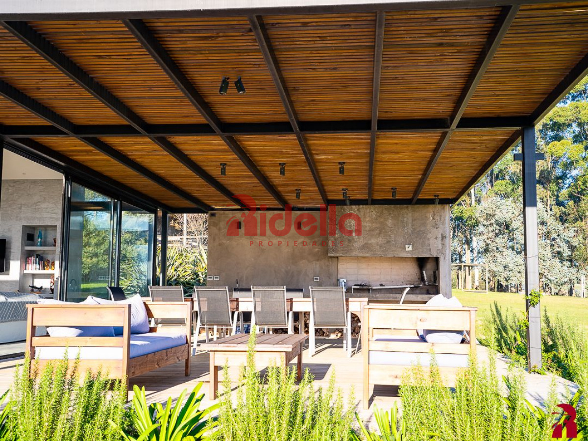 Casa ID.535 - Casa 5 dormitorios, en Barrio Privado, Punta del Este.