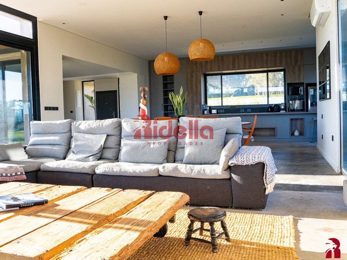 Casa ID.535 - Casa 5 dormitorios, en Barrio Privado, Punta del Este.