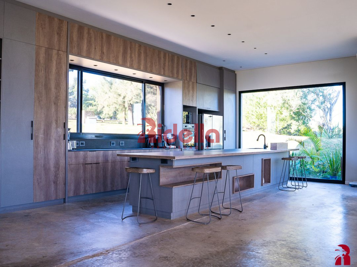 Casa ID.535 - Casa 5 dormitorios, en Barrio Privado, Punta del Este.