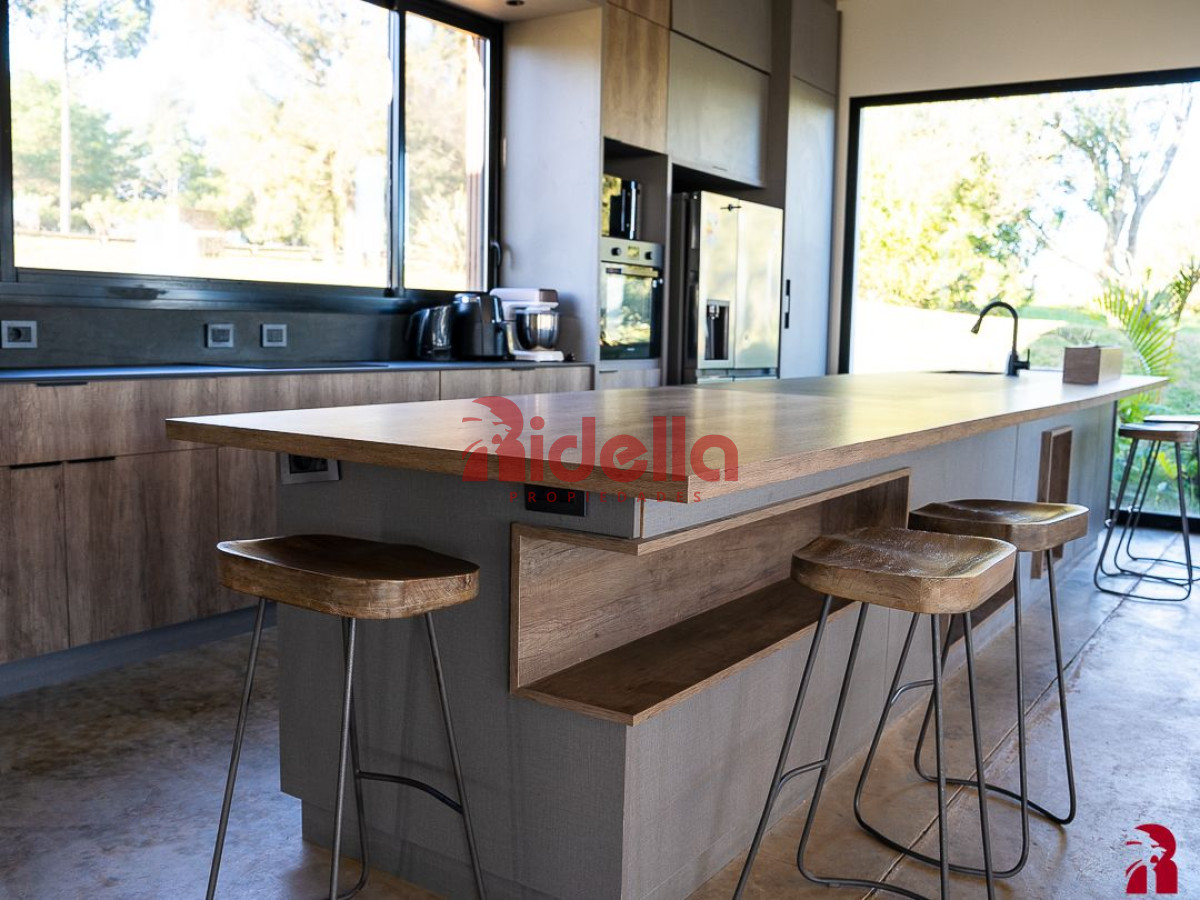 Casa ID.535 - Casa 5 dormitorios, en Barrio Privado, Punta del Este.