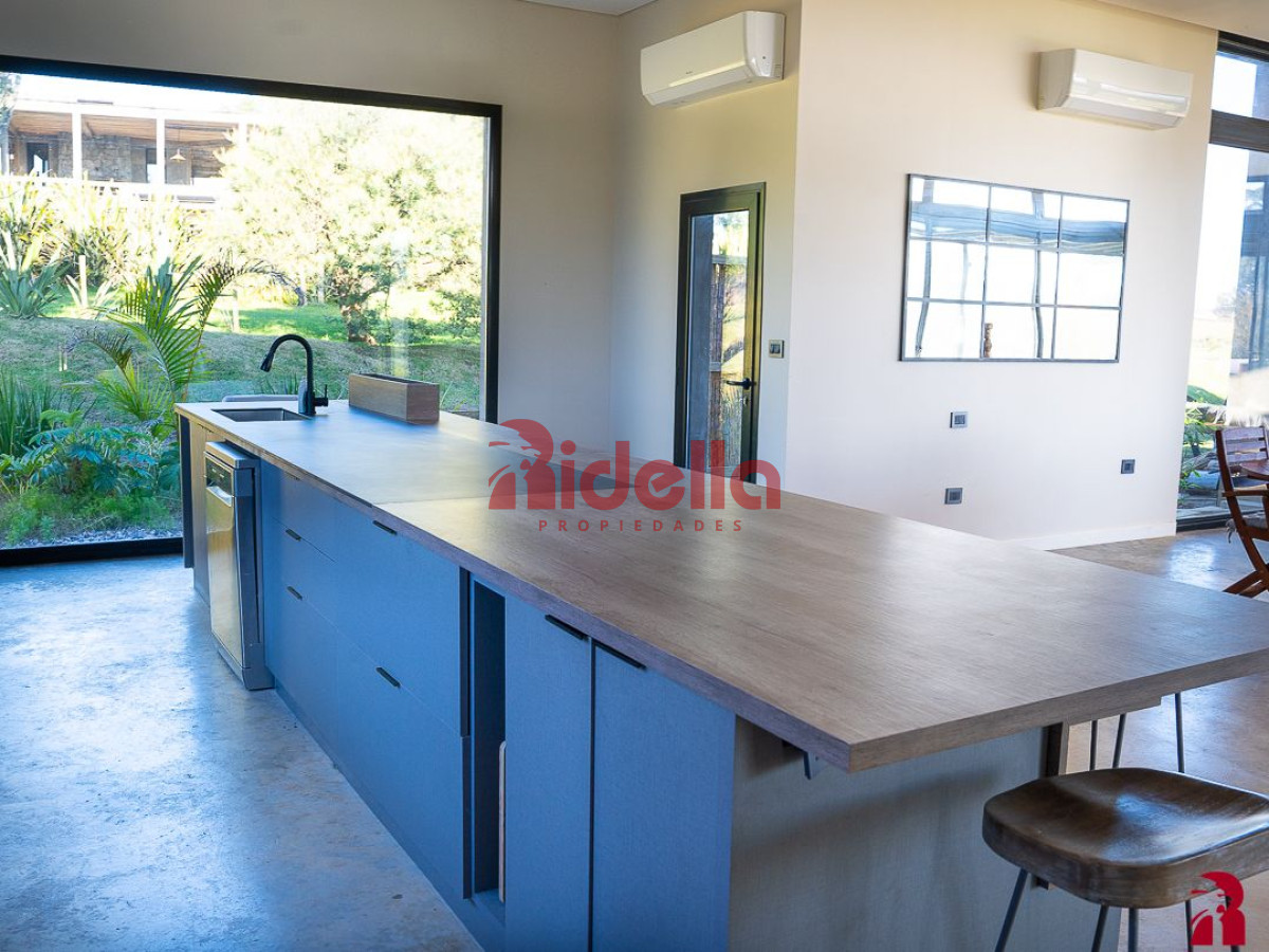 Casa ID.535 - Casa 5 dormitorios, en Barrio Privado, Punta del Este.