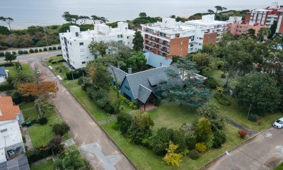 Venta de Casa 5 DORMITORIOS en Playa Mansa, Punta del Este