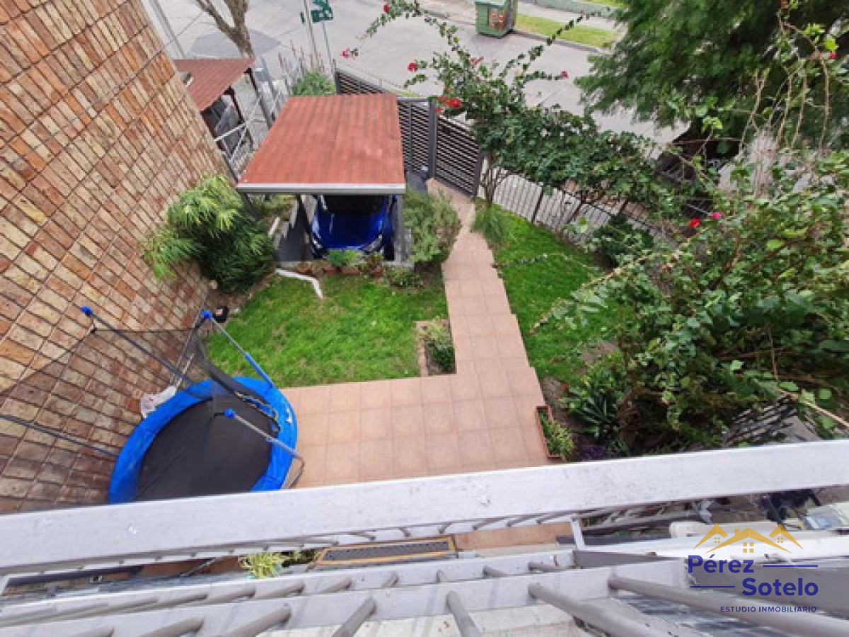 Apartamento ID.733 - Apartamento Dúplex En Malvin Sur: Dos Dormitorios, Dos Baños,  Cochera, Jardín, Fondo, Acepta Banco