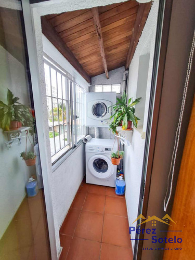 Apartamento ID.733 - Apartamento Dúplex En Malvin Sur: Dos Dormitorios, Dos Baños,  Cochera, Jardín, Fondo, Acepta Banco