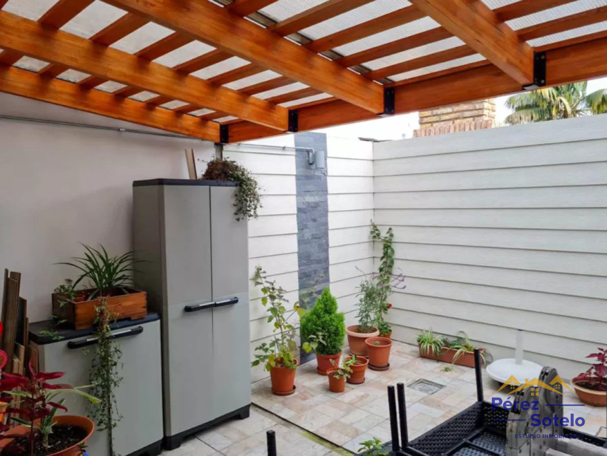 Apartamento ID.733 - Apartamento Dúplex En Malvin Sur: Dos Dormitorios, Dos Baños,  Cochera, Jardín, Fondo, Acepta Banco
