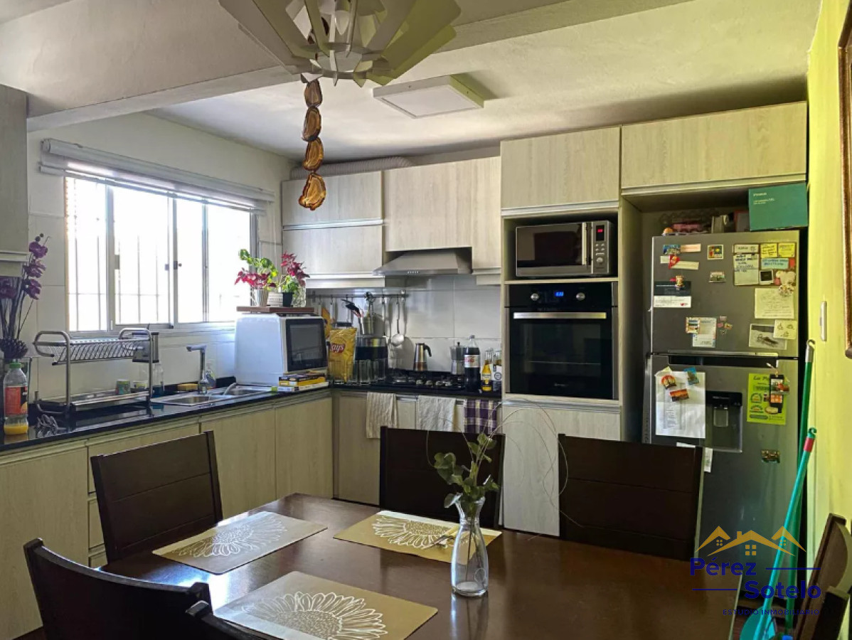Apartamento ID.733 - Apartamento Dúplex En Malvin Sur: Dos Dormitorios, Dos Baños,  Cochera, Jardín, Fondo, Acepta Banco