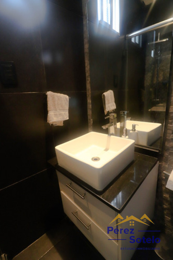 Apartamento ID.747 -  Apartamento Tipo Casa, Totalmente Independiente Y Sin Gastos Comunes: 4 Dormitorios, Balcón Estufa A Leña, Azotea Exclusiva Con Parillero Y Lavadero.